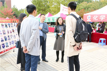 公司老师为新生及家长解答疑惑